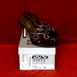 Vaneli do notte Timber Satin Kitten Heels